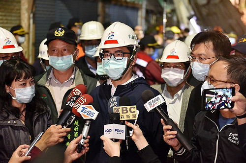 舊今日戲院外牆倒塌 陳其邁責成里幹事專人專案協助安置受災戶