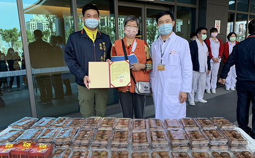 慰勞抗疫前線 新北土城區里長吳信坪自製元氣蛋感謝醫護