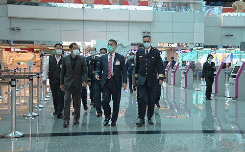 堅守防疫第一線  徐國勇慰勉機場移民官持續守護國境安全