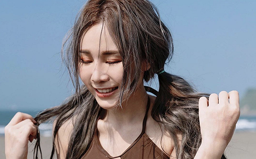 辣妹穿「比基尼」打排球!網驚:看哪個球