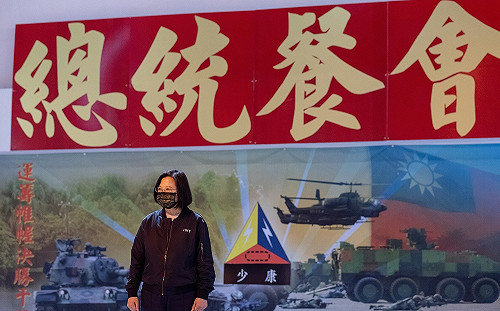 蔡英文視察高雄部隊  巧與「少康」同框