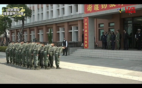 不會敬禮就會馬屁?國軍向蔡英文「鞠躬」挨批悲哀 勾起網友當兵回憶