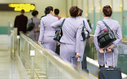 女空服員憂走光盼得穿褲裝 勞動部:恐影響想穿裙裝員工