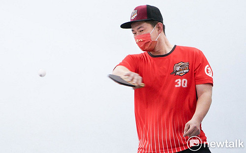 良影一二》從議場打到球場 朝野立委球賽 歡笑取代對罵 殺球替代扭打