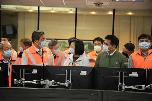 春節疏運忙翻！總統視察高公局 送「加菜金」慰勞同仁