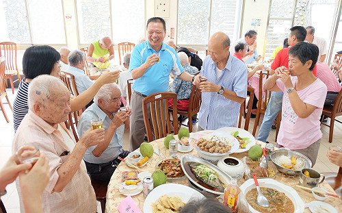 過年防疫仍不能忘!走春聚會應戴口罩、拱手取代握手