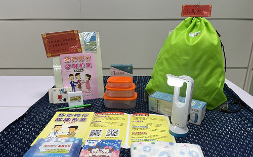 高市毒防局開箱送「暖心」 還有陳其邁動漫圖宣導貼紙