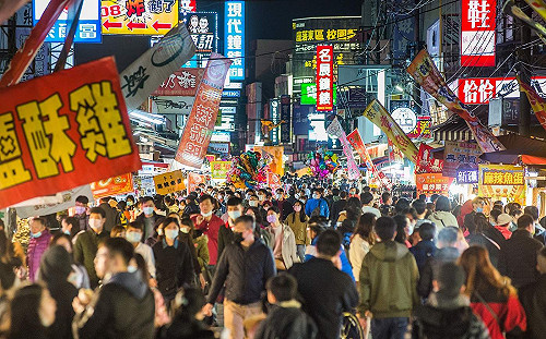 嘉義市文化路夜市除夕夜人潮塞爆  防疫做好做滿