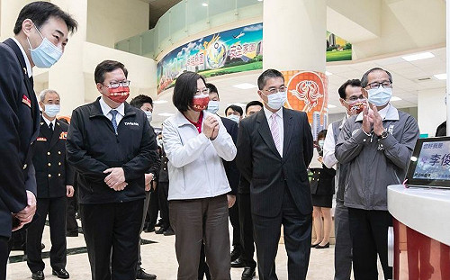 守護國門第一線！蔡英文慰勉高鐵行控中心、桃園消防局 發加菜金