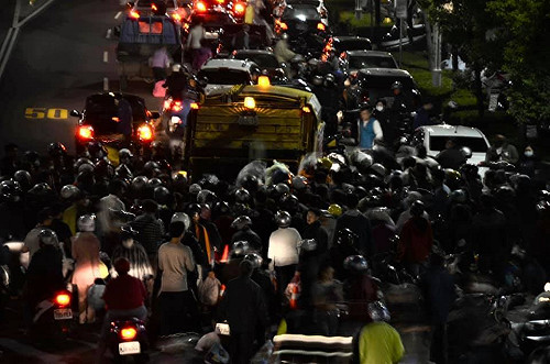 嘉義市春節「另類聚會」 深夜人潮湧現追垃圾車