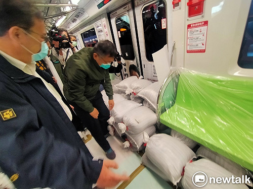 台中捷運可望重啟試營運 柯文哲乘坐滿載砂包列車