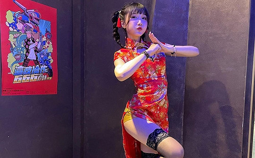 (影)喬喬兒穿旗袍疑似走光沒打碼?用腳剝香蕉「觀眾全看光」
