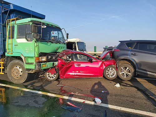 西濱快濃霧20車連環撞!公路總局補破網加裝濃霧偵測器