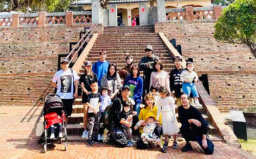 賈靜雯揪團「開運旅行」!6明星家庭遊台南陣仗嚇人