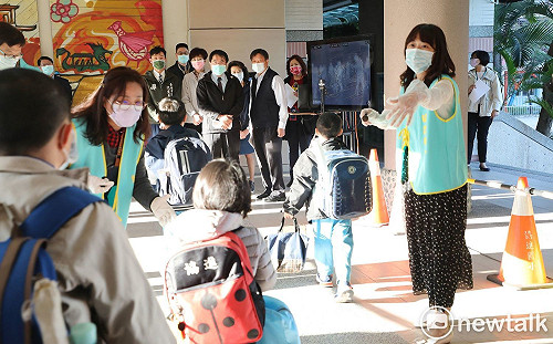 防疫整備READY GO  黃偉哲視察校園防疫籲共同守護學童健康