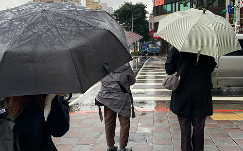 明天出門帶傘!東北季風報到北部、東半部變天有雨