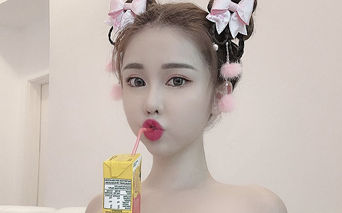 喝飲料不用手！辣模傲人身材讓人直噴鼻血