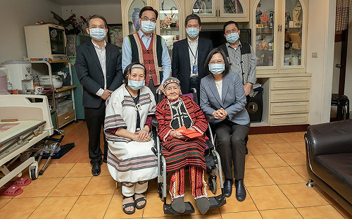 蔡英文拜訪文面傳統保存者Ipay Wilang林智妹「Yaki」