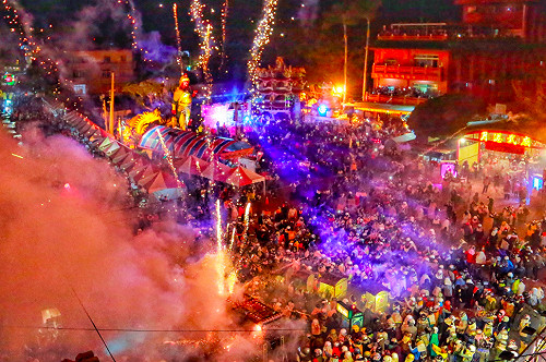 規模縮小氣氛不減！台南鹽水烽跑今晚16據點萬炮齊發