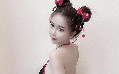 春節沒穿夠？大尺度女模再獻超辣旗袍裝