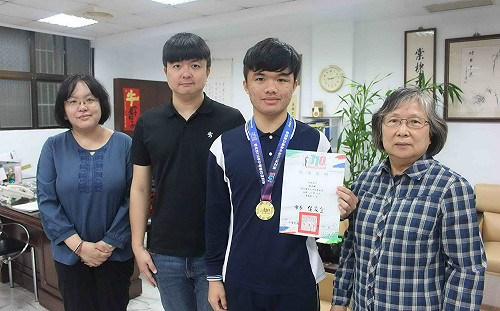 竹林中學鮑其麟  書法高手勇奪新北市中運鉛球冠軍