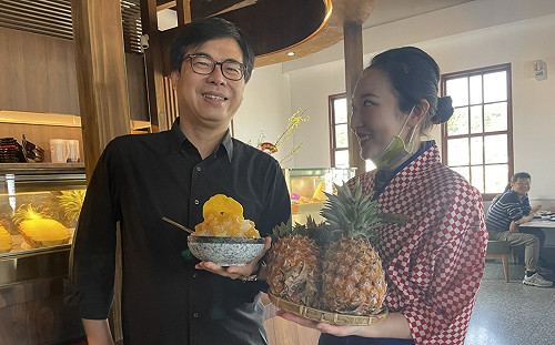 力挺台灣鳳梨！陳其邁在哈瑪星新濱百年街區品嚐「沒在怕鳳梨冰」