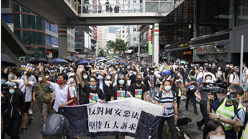 香港泛民47人出庭百位民眾上街聲援  民陣召集人陳皓桓:繼續堅持