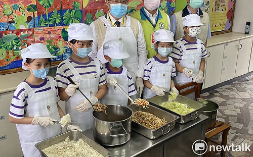 用行動支持農民!黃偉哲指示認購1500顆高麗菜為學童午餐加菜