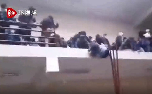 可怕瞬間！學生在走廊上爭執推擠 欄杆斷裂墜樓7死1傷