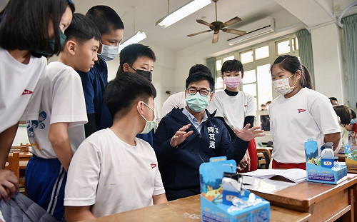 參訪旗津國小「津巴克」圖書館  陳其邁推廣營養午餐加鳳梨支持農民