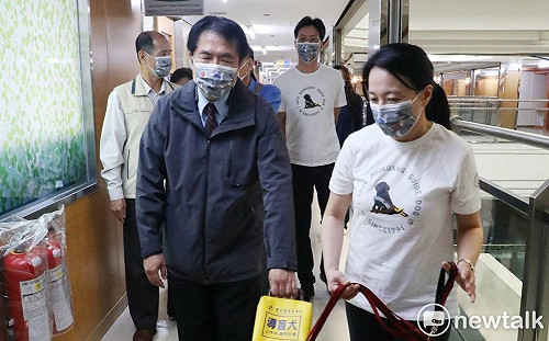 黃偉哲閉眼體會看不見 致力建造低視能無礙空間