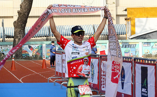 愛河國際鐵人三項防疫中完賽 張家豪、張綺文分別稱王封后