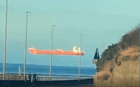 不是P圖! 輪船飄浮空中照瘋傳 專家 : 你的眼睛在騙你......