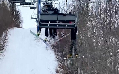 (影)驚險一瞬間!加拿大12歲男孩從滑雪吊椅上滑落 緊抓住安全杆撐到山頂