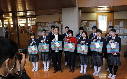 獲贈福袋 福島學童:感謝台灣仍為我們加油