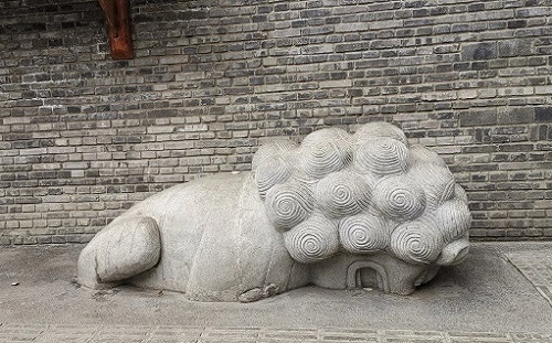 怪怪的?中國「啃地石獅」慘遭官媒痛批 一夜間被消失