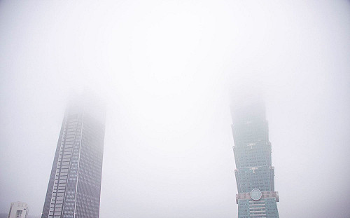 天空灰濛濛是霧還是霾？彭啟明給答案
