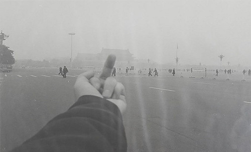 向天安門比中指不行嗎？港議員批作品辱國 艾未未反嗆：不懂藝術