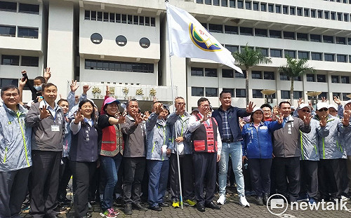 不用改名也可吃鮭魚！桃市全原運授旗 鄭文燦：三連霸就請吃鮭魚大餐