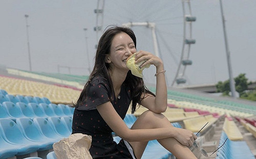 超治癒笑容！女DJ踏足模特兒事業