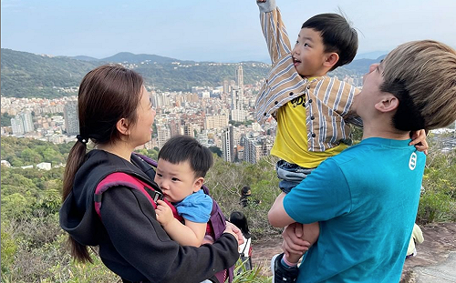 蔡阿嘎PO兒子奇葩睡相!網笑翻:像世界名畫