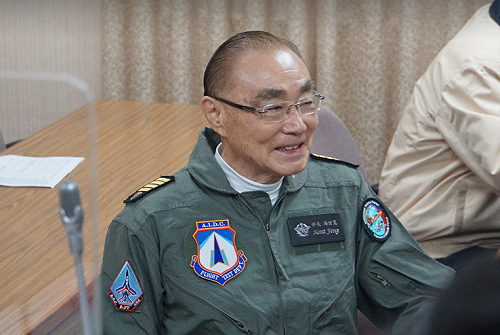 穿年輕時飛行衣赴立院 馮世寬宣示照顧好榮民