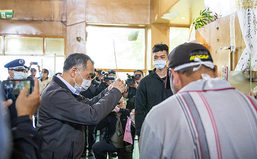 邱國正代表總統探慰2失事飛官家屬：致上最沉痛歉意