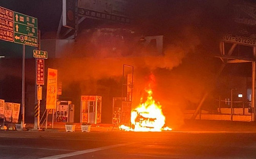 高雄驚悚火燒車釀一死!男子駛離國道衝撞加油站 逃生不及慘成焦屍