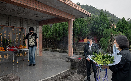 蔡英文到史明墓園祭拜：台灣依然是自由民主的台灣