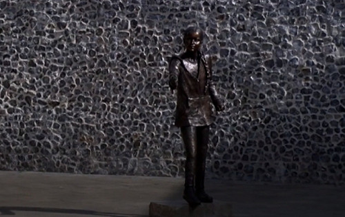 這麼小就給她立銅像?  英大學打造「環保少女」等身銅像 學生會批 : 「虛榮產物」