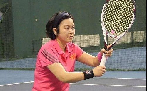 華春瑩打網球一身「洋貨」  挨酸「嘴上說一套身體很誠實」