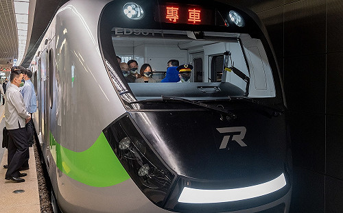 最美區間車首航  蔡英文：未來52列陸續加入營運