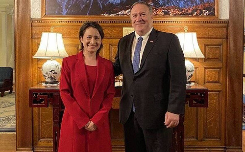 台灣之友！前美國務卿蓬佩奧推特Po合照 蕭美琴招待鳳梨酥、珍奶