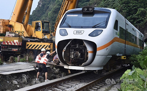 台鐵太魯閣號事故 現場陸續拉出車廂
